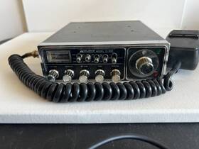 13-888 Midland Model Cb Radio With Microphone Vintage Untested