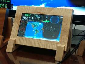 1850-9w Veritium Deluxe Kit 9 Inch Lcd Touchscreen Hfclock Tiger Maple Frame With Stand And Sensor